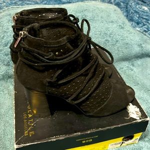 Gently used winter boot!